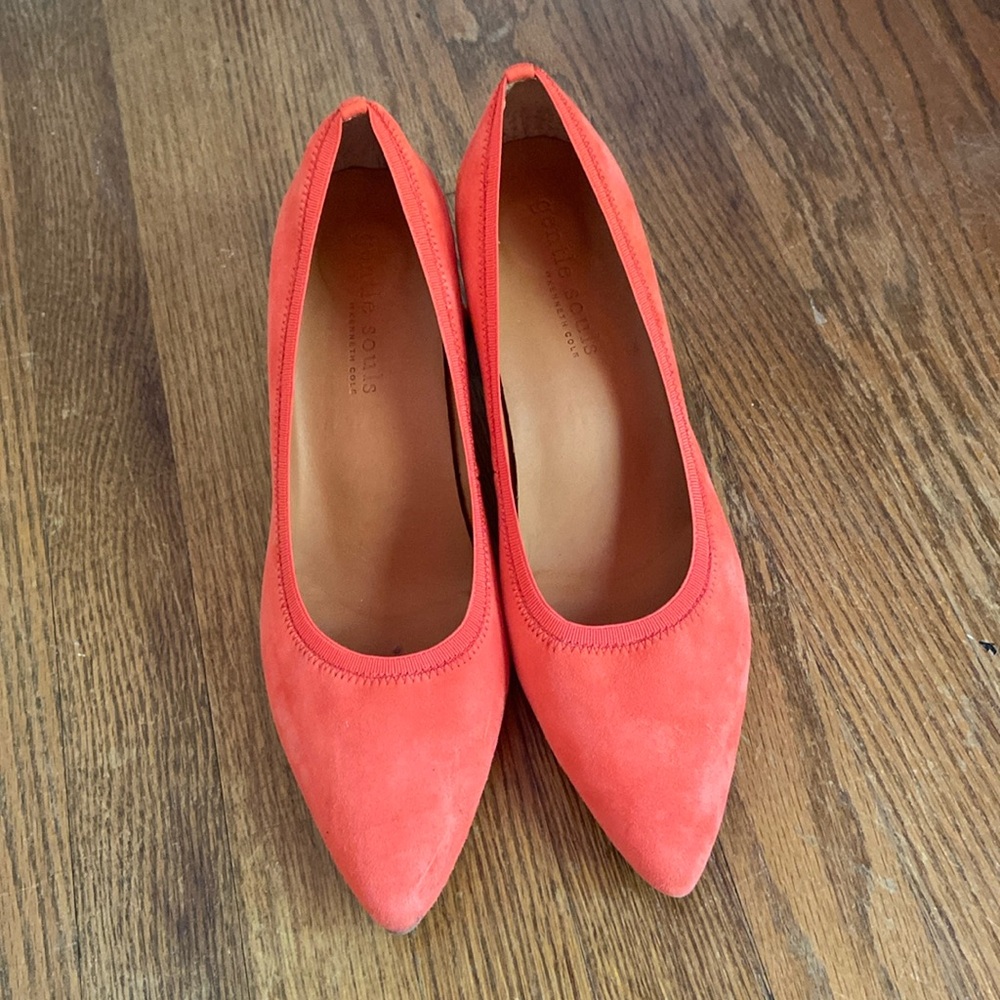 Coral velvet pumps by Kenneth Cole